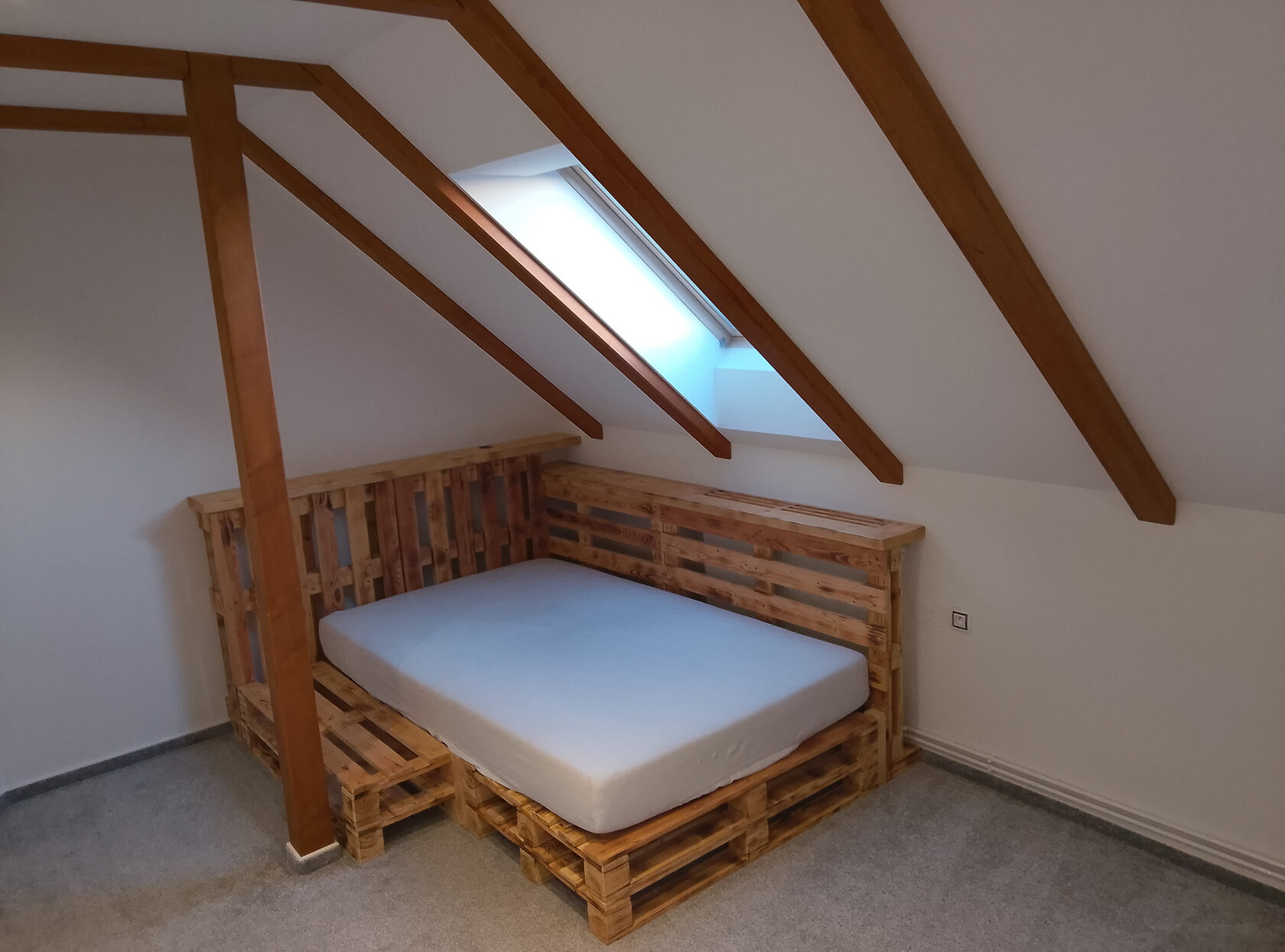 Postel z palet